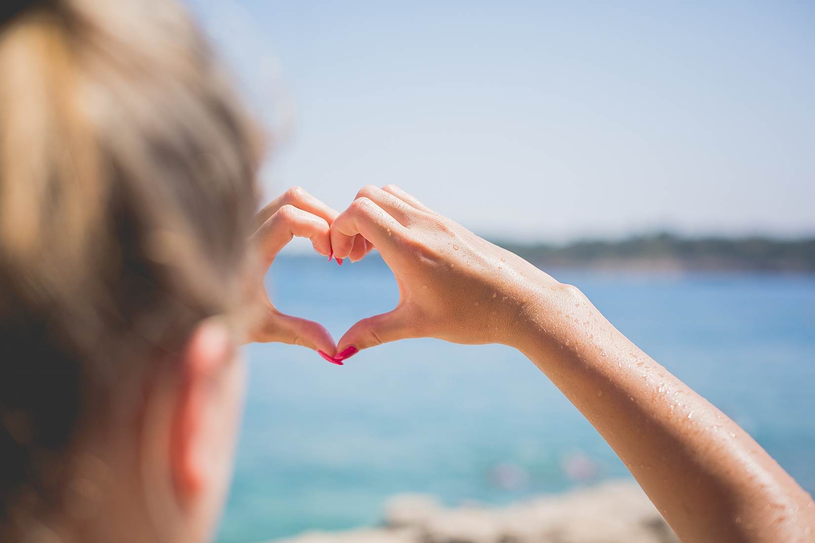 Do you ever wonder why some women seem more confident than others? Here are 9 secrets you can learn from that a confident woman already knows.