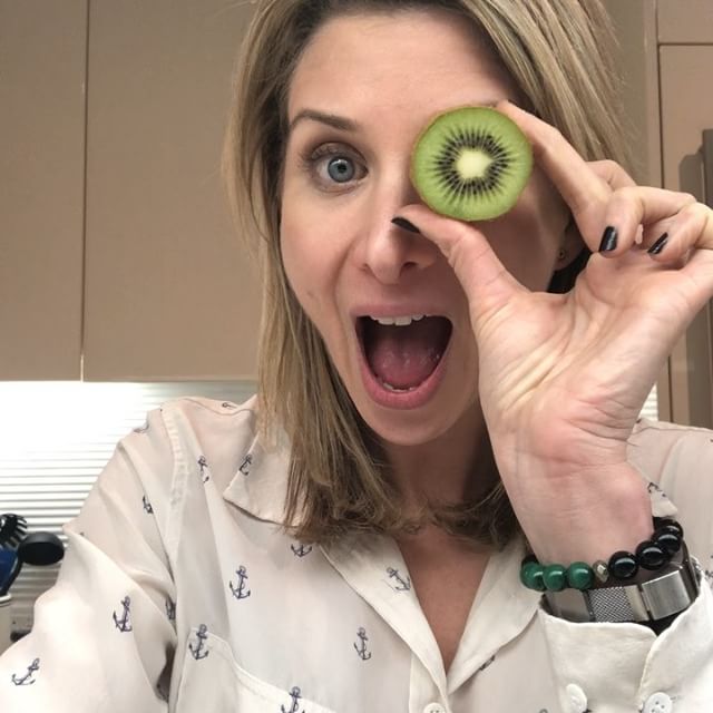 Your brain and body need more water... at least mine does? Brain fog, fatigue and dry skin along with a dehydrated brain will make your emotions run wild... instead drink up with my tips and my docs recommendation to hydrate ? #videooftheday #makeithappen #healthhacks